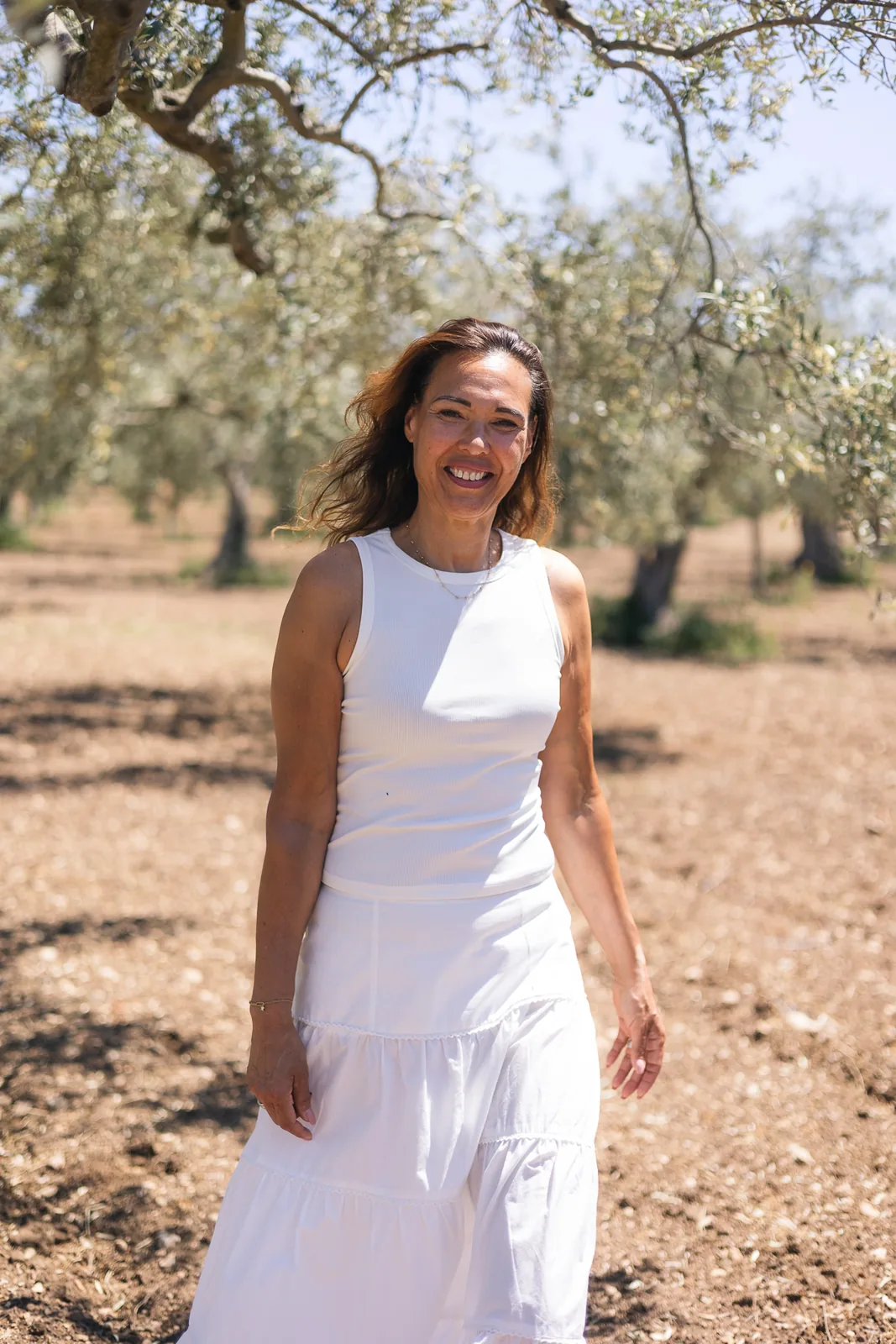 Melanie Bos in een zonnige, natuurlijke omgeving